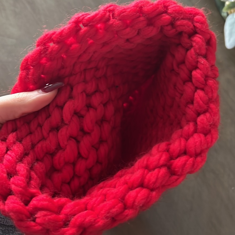 Pom hat never worn - Picture 2 of 2